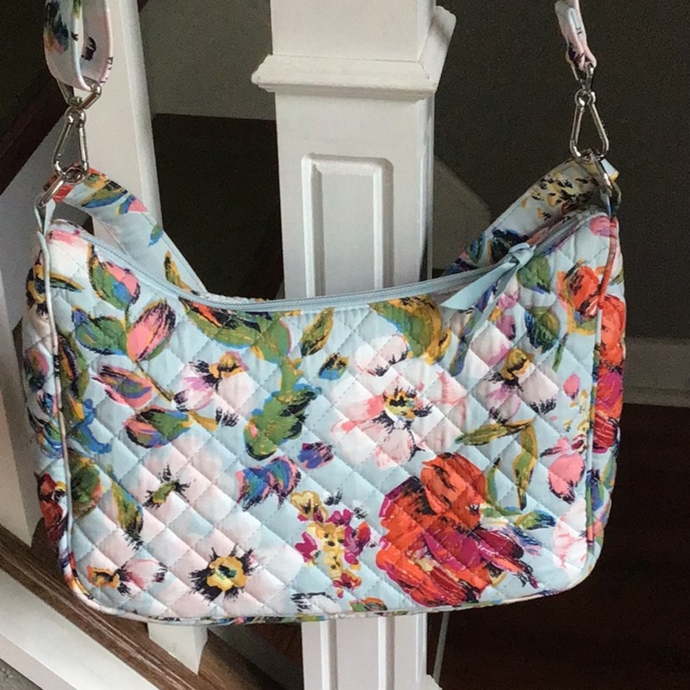 Gorgeous Vera Bradley crescent bag/with matching coin purse - Picture 2 of 10